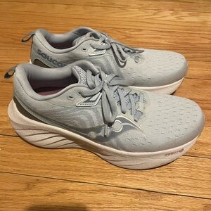 Saucony Triump light blue/grey running shoe
